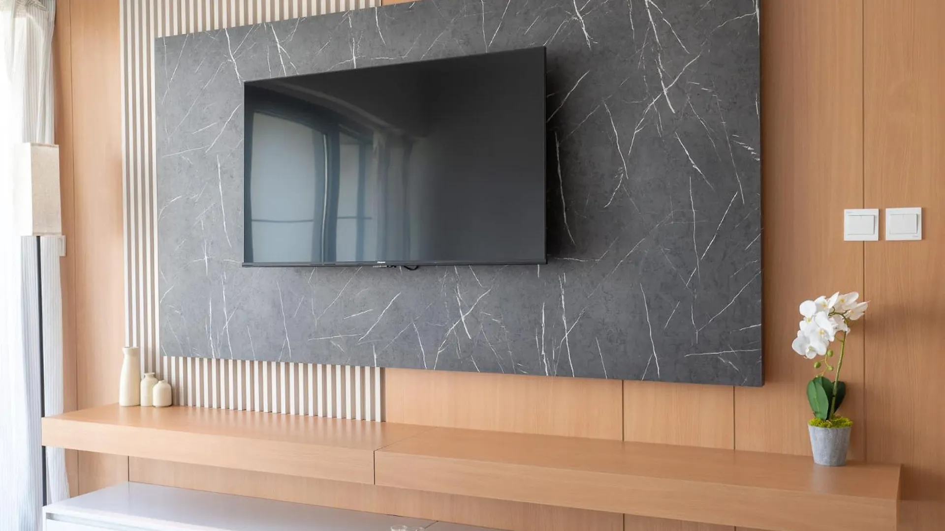 Apartment Modern 1-Bedroom With Stunning View Of A City Skyline In Downtown Dubai