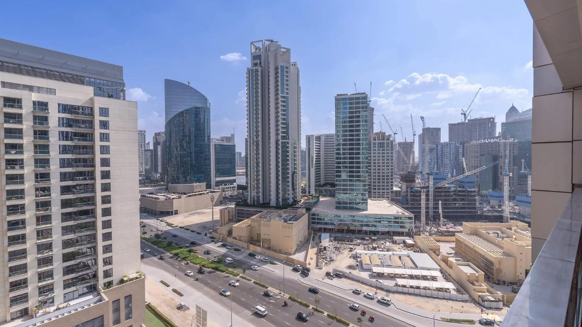 Modern 1-Bedroom With Stunning View Of A City Skyline In Downtown Dubai Apartment