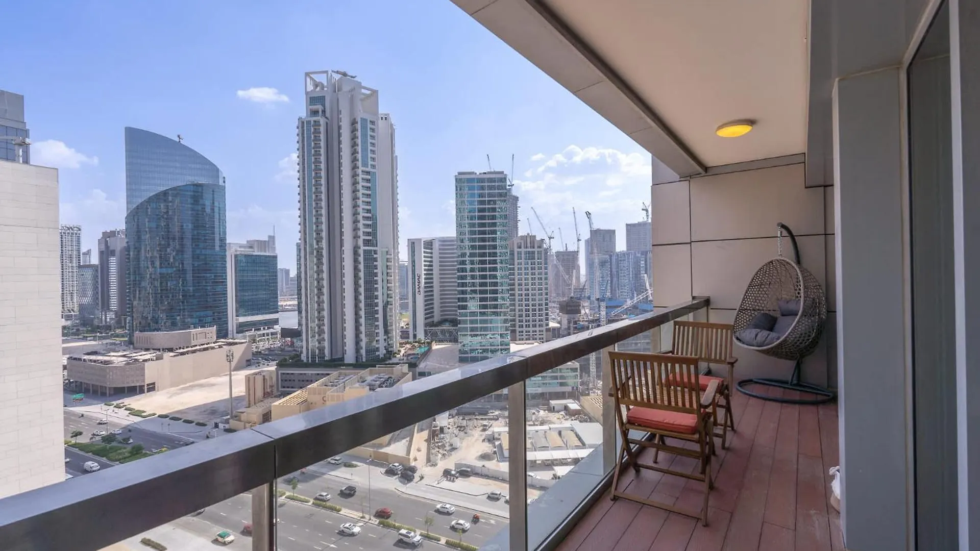 Apartment Modern 1-Bedroom With Stunning View Of A City Skyline In Downtown Dubai