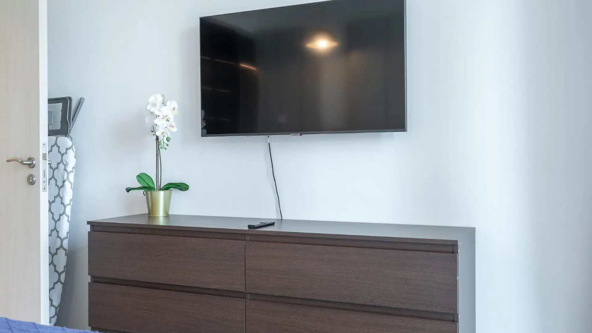 Modern 1-Bedroom With Stunning View Of A City Skyline In Downtown Dubai United Arab Emirates
