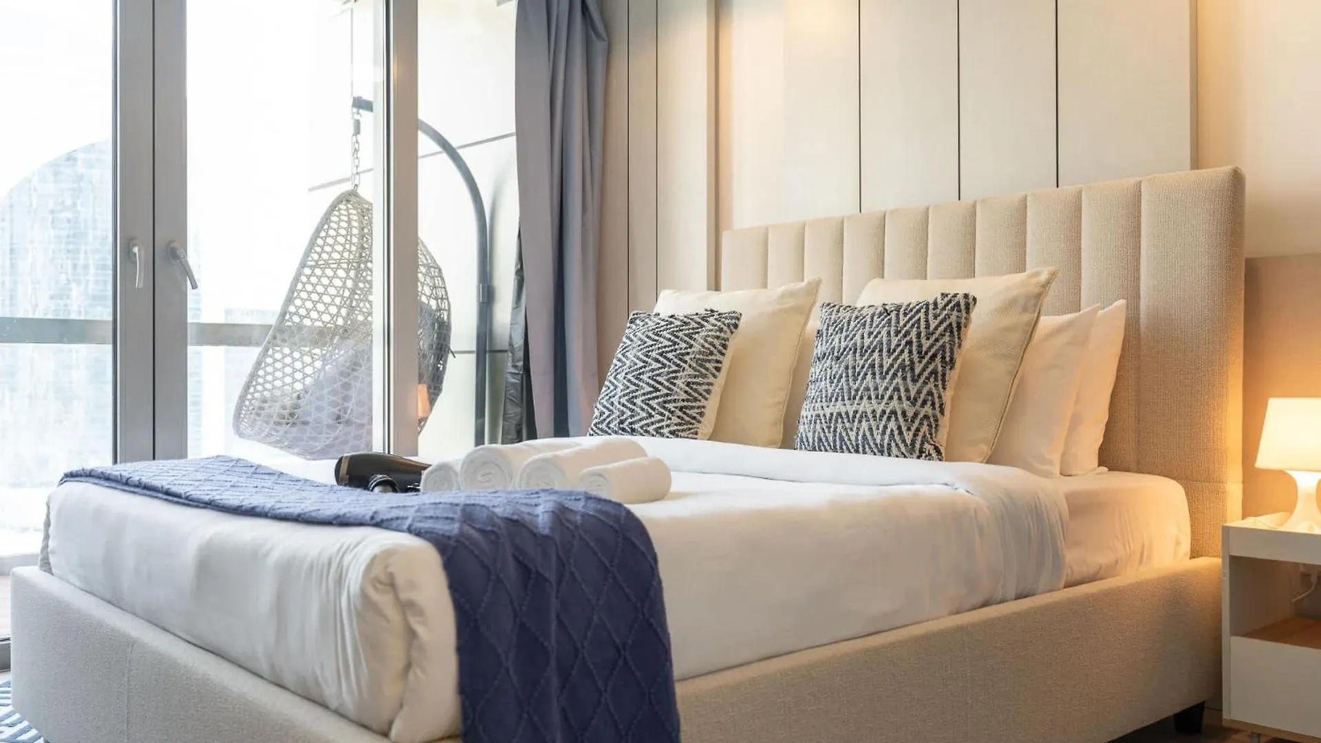 Modern 1-Bedroom With Stunning View Of A City Skyline In Downtown Dubai