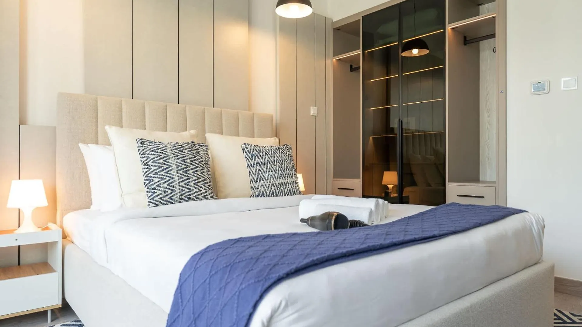 Apartment Modern 1-Bedroom With Stunning View Of A City Skyline In Downtown Dubai