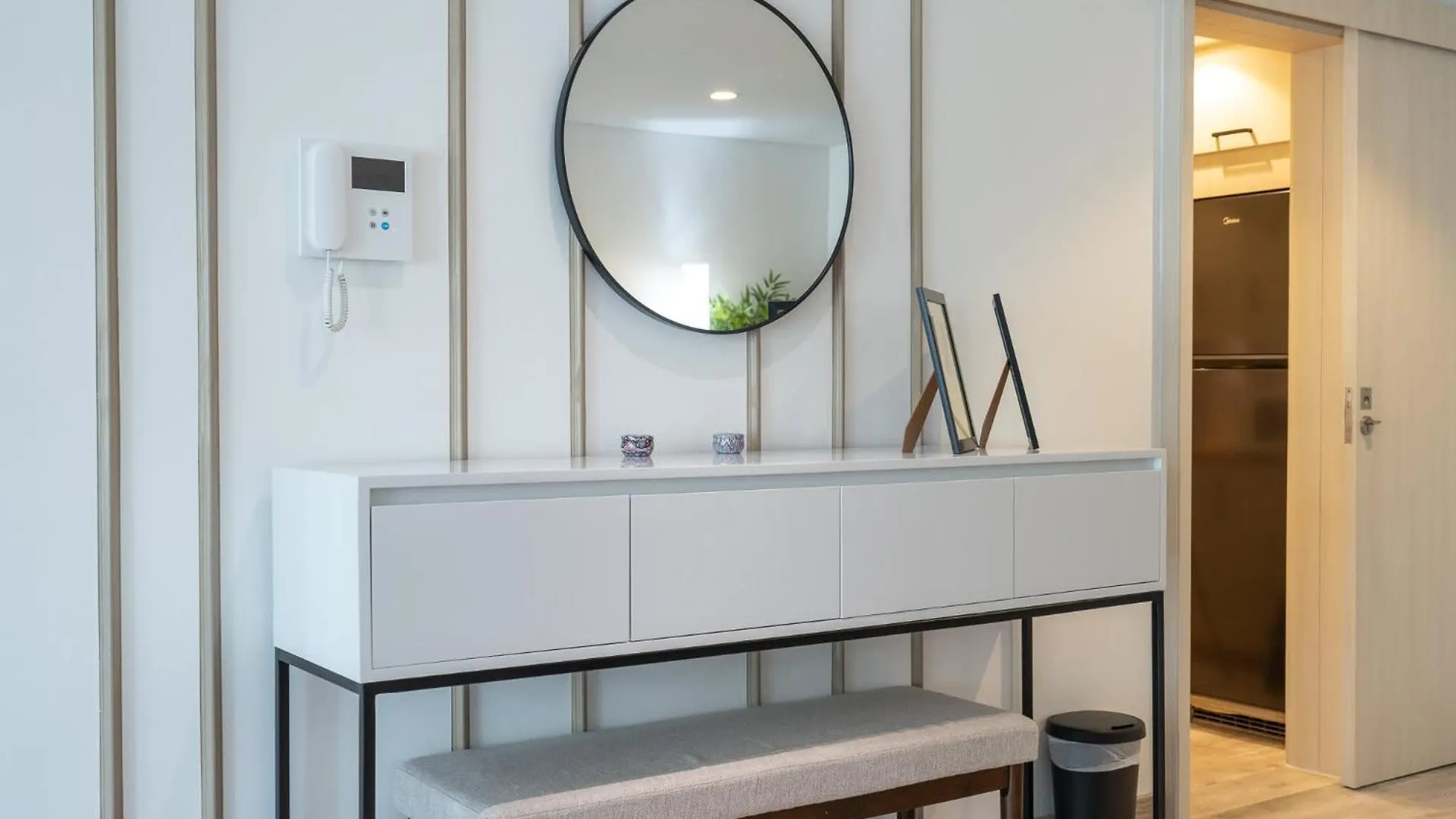 Apartment Modern 1-Bedroom With Stunning View Of A City Skyline In Downtown Dubai