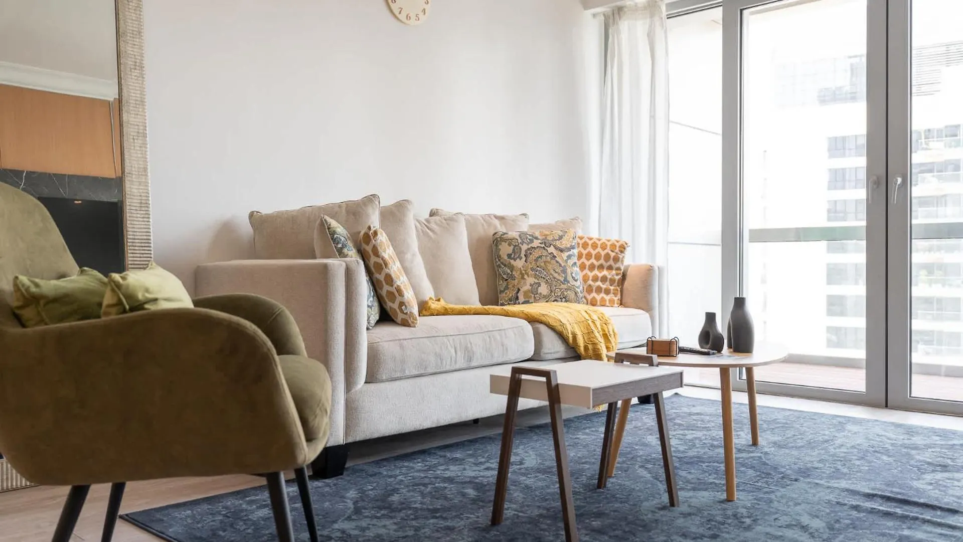Modern 1-Bedroom With Stunning View Of A City Skyline In Downtown Dubai