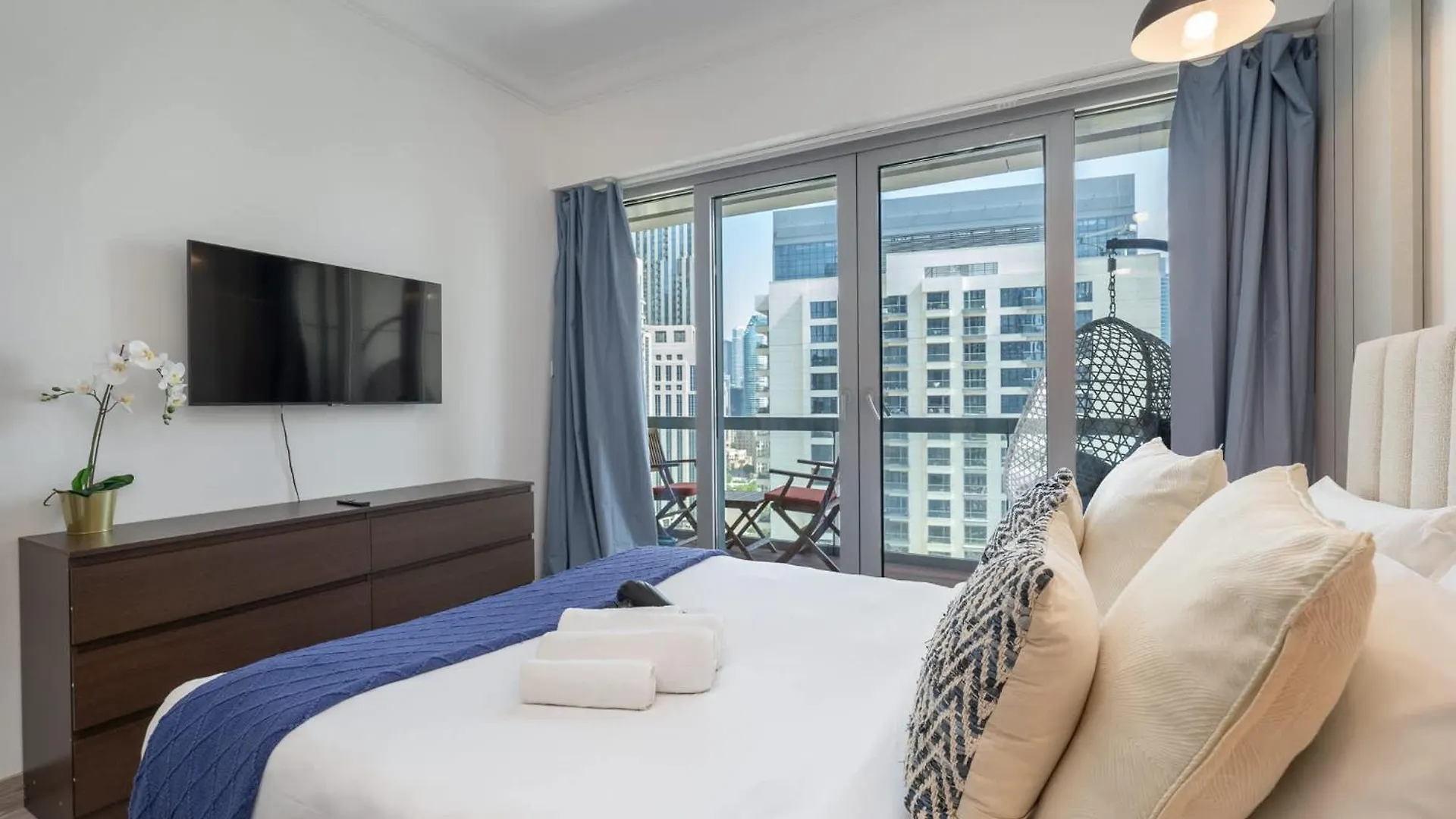 Apartment Modern 1-Bedroom With Stunning View Of A City Skyline In Downtown Dubai United Arab Emirates