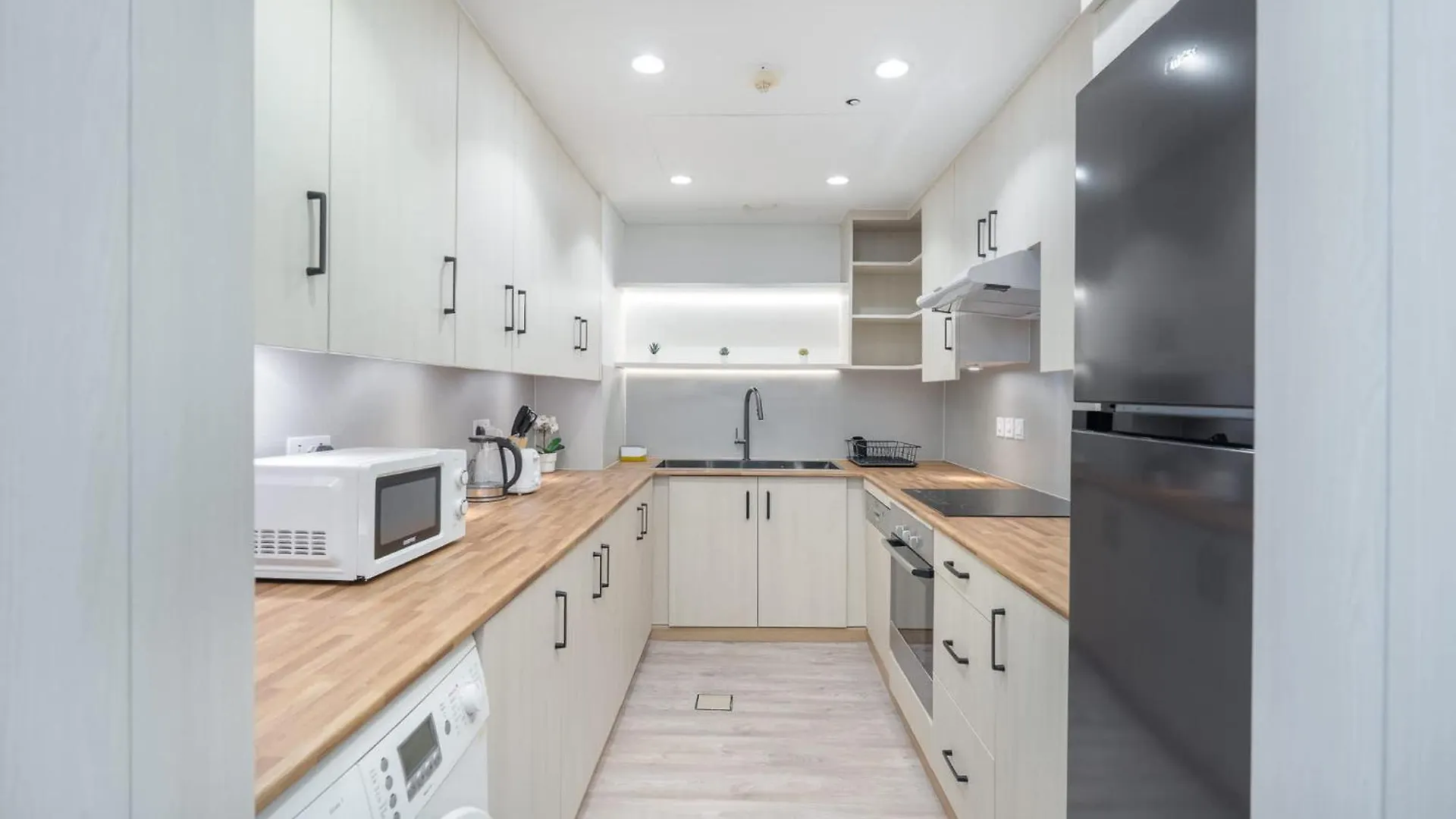 Apartment Modern 1-Bedroom With Stunning View Of A City Skyline In Downtown Dubai