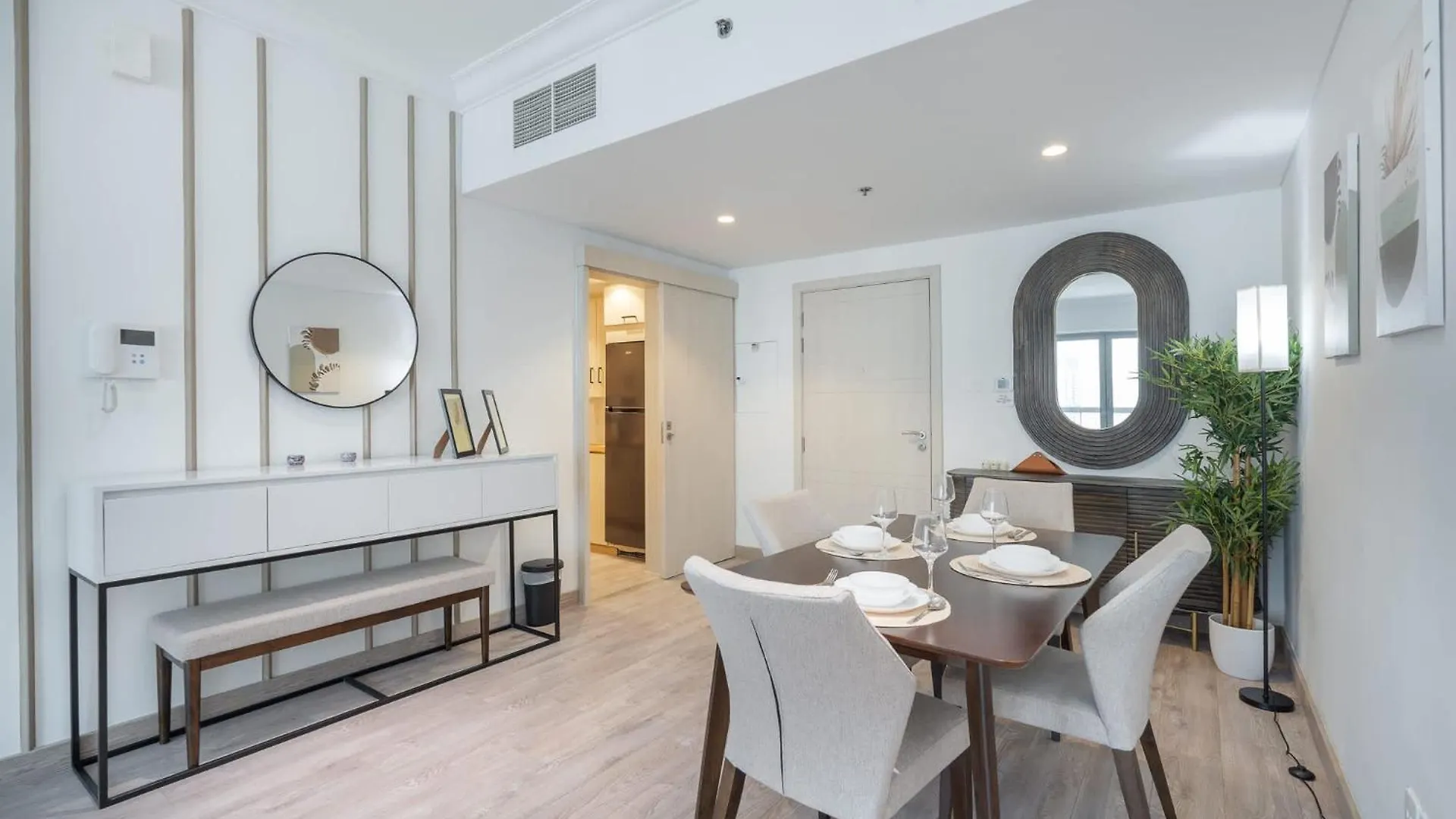 Apartment Modern 1-Bedroom With Stunning View Of A City Skyline In Downtown Dubai