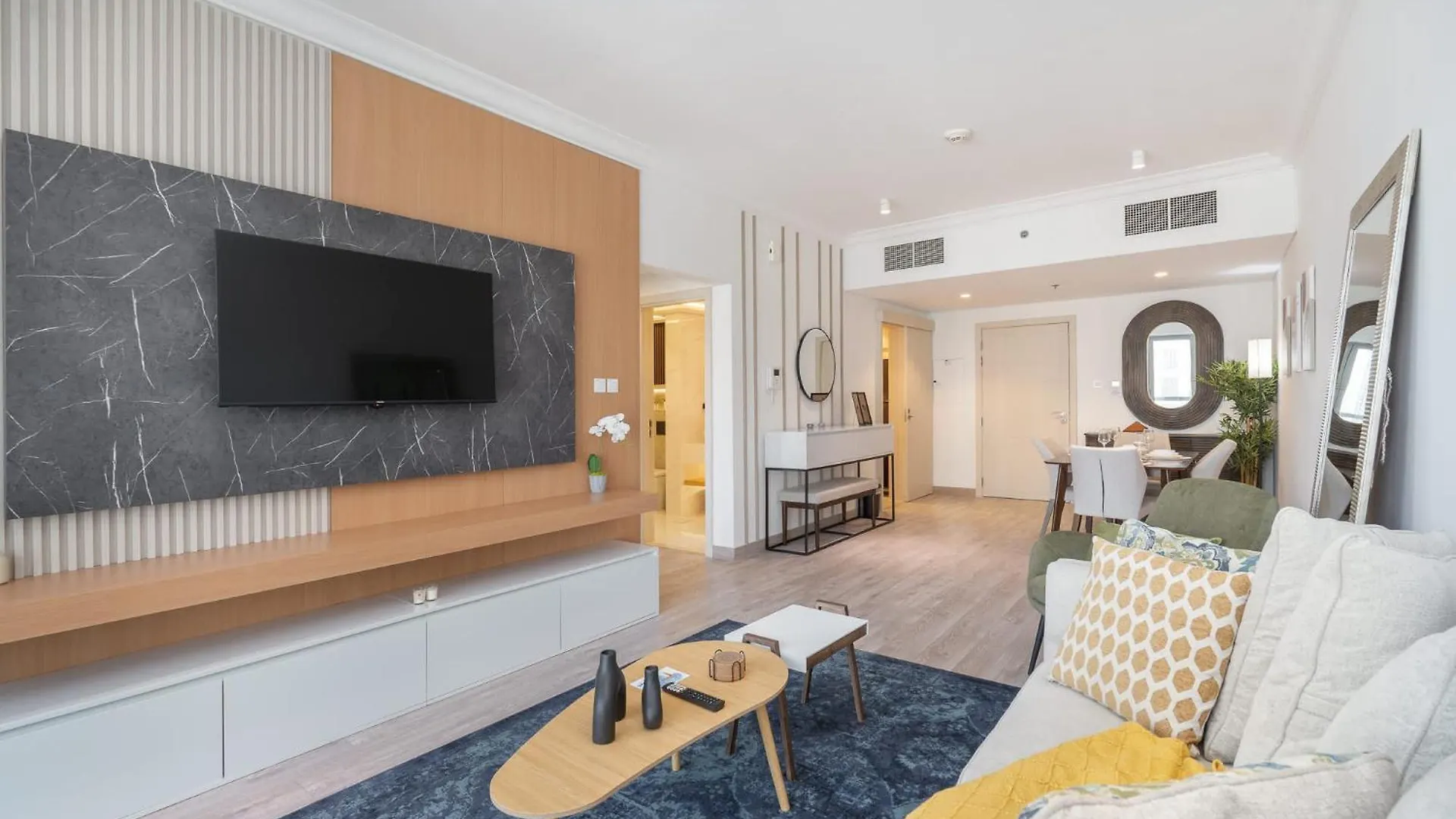 Apartment Modern 1-Bedroom With Stunning View Of A City Skyline In Downtown Dubai